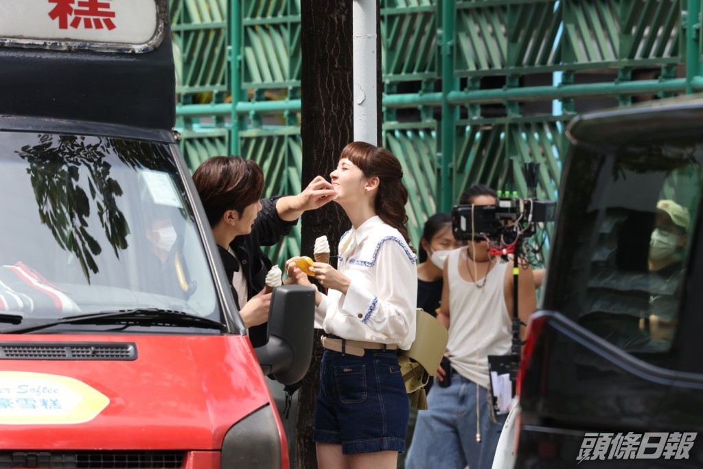 男幫女抹嘴……